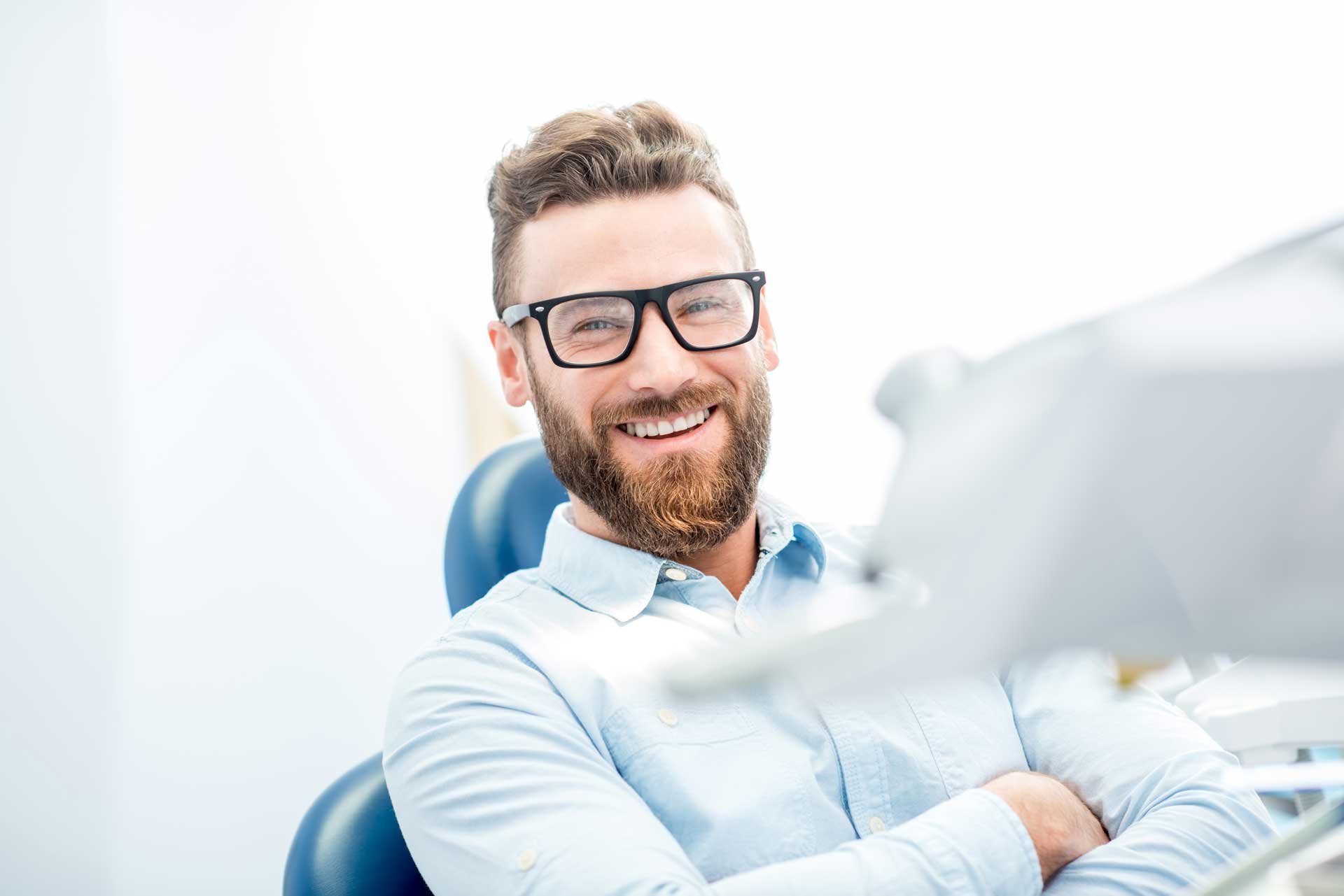 Handsome-businessman-with-great-smile-sitting-on-the-dental-chair