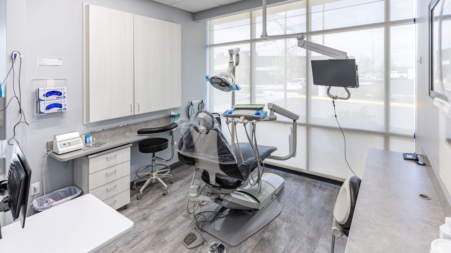 local-dentist-modern-dental-treatment-room_gentle-dental-bend-optimized