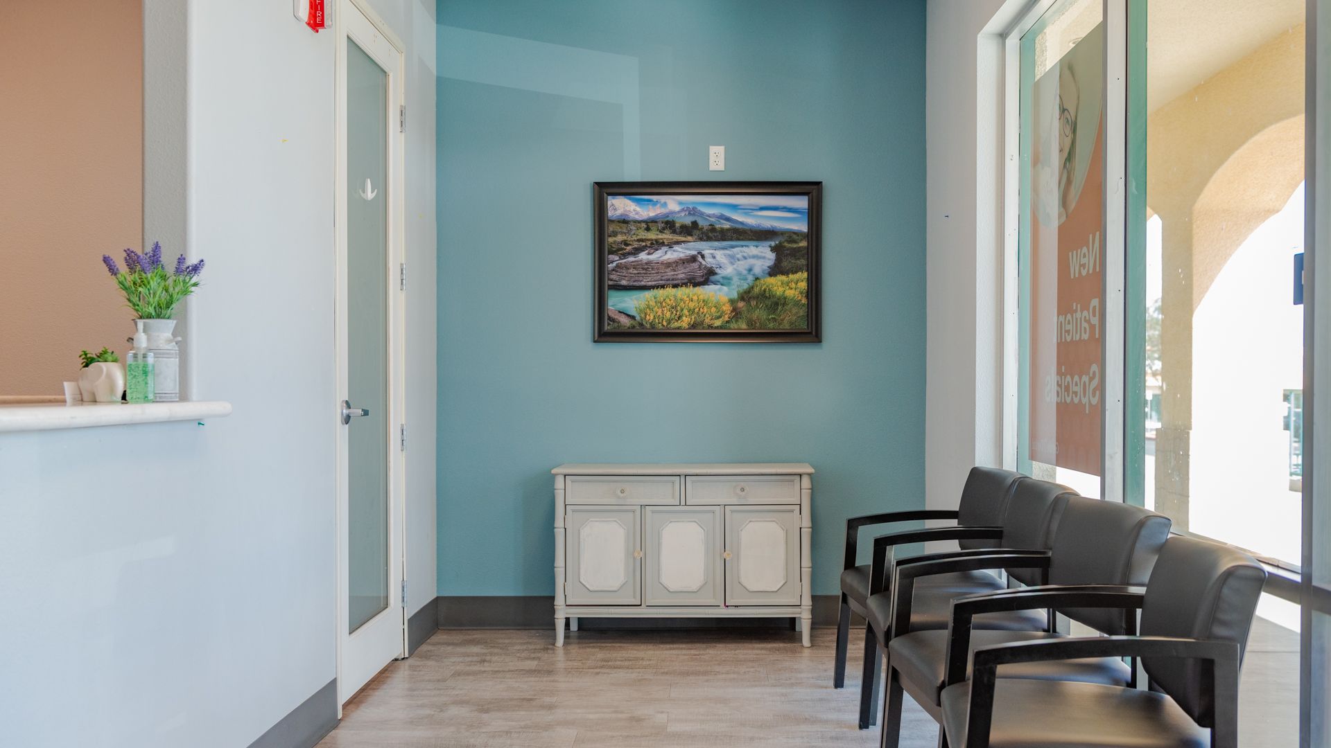 dental-care-office-waiting-area_Gentle-Dental-Tenaya(1)